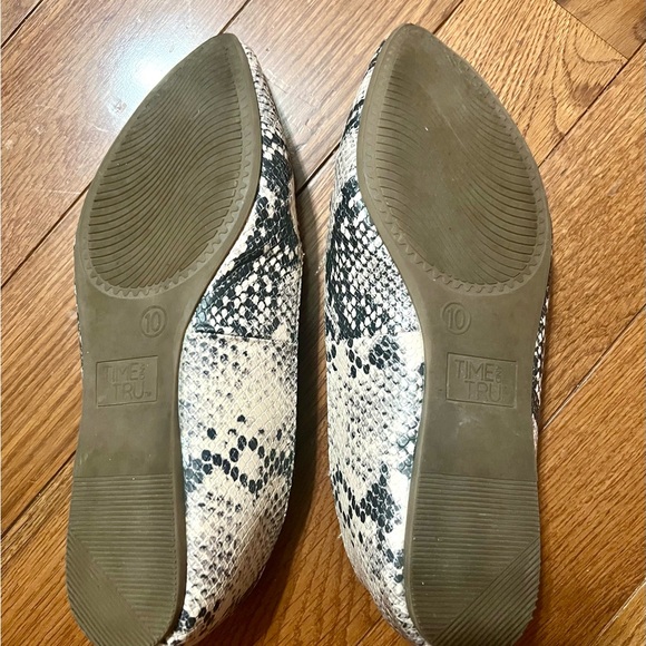 Time and Tru Women's Black and Cream Snakeskin Flats - Picture 4 of 4